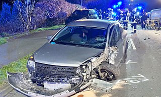 Bei einem gefährlichen Überholmanöver kollidierten auf dem Mühlenweg am Mittwochabend ein VW Caddy und ein Opel Astra. - Ralph Meyer Bei einem gefährlichen Überholmanöver kollidierten auf dem Mühlenweg am Mittwochabend ein VW Caddy und ein Opel Astra. - Ralph Meyer