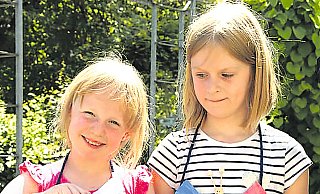 Glücksfeen: Rosalie und Paula zogen aus einer Lostrommel die Namen der beiden Bürger, die sich um einen Platz in der Jury beworben hatten. - LGS Glücksfeen: Rosalie und Paula zogen aus einer Lostrommel die Namen der beiden Bürger, die sich um einen Platz in der Jury beworben hatten. - LGS