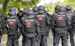 Größere Polizeieinheiten konnten die prügelnden Fans vom VfL Osnabrück und von Arminia Bielefeld nach kurzer Zeit auseinandertreiben. - Symbolfoto: Paul Brinkmann Größere Polizeieinheiten konnten die prügelnden Fans vom VfL Osnabrück und von Arminia Bielefeld nach kurzer Zeit auseinandertreiben. - Symbolfoto: Paul Brinkmann