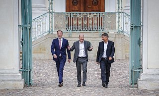 Finianzminister Christian Lindner, Bundeskanzler Olaf Scholz und Wirtschaftsminister Robert Habeckbei der Halbzeit-Klausur des Bundeskabinetts im Schloss Meseberg. - Kay Nietfeld/dpa Finianzminister Christian Lindner, Bundeskanzler Olaf Scholz und Wirtschaftsminister Robert Habeckbei der Halbzeit-Klausur des Bundeskabinetts im Schloss Meseberg. - Kay Nietfeld/dpa