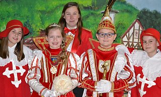Als Prinzessin Jule I. und Prinz Jannis I. stehen die beiden Grundschüler in dieser Session auf der närrischen Bühne. Unterstützt werden sie von ihren Pagen Marie-Christin Huber und Alexander Knoll sowie Kinderprinzenführerin Katharina Schulte. - Silke Riethmüller Als Prinzessin Jule I. und Prinz Jannis I. stehen die beiden Grundschüler in dieser Session auf der närrischen Bühne. Unterstützt werden sie von ihren Pagen Marie-Christin Huber und Alexander Knoll sowie Kinderprinzenführerin Katharina Schulte. - Silke Riethmüller