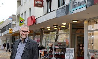 Michael Kintrup ist Inhaber des gleichnamigen Optikergeschäfts an der Bielefelder Straße in Schloß Neuhaus. Er wünscht sich eine Werbegemeinschaft für den Stadtteil. - Mareike Gröneweg Michael Kintrup ist Inhaber des gleichnamigen Optikergeschäfts an der Bielefelder Straße in Schloß Neuhaus. Er wünscht sich eine Werbegemeinschaft für den Stadtteil. - Mareike Gröneweg