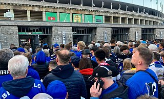 Als im Stadion die Mannschaftsaufstellung verlesen wird, stehen noch immer viele Arminia-Fans vor den Toren des Stadions. - Privat Als im Stadion die Mannschaftsaufstellung verlesen wird, stehen noch immer viele Arminia-Fans vor den Toren des Stadions. - Privat