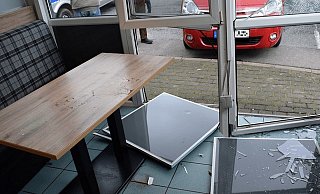 Der Senior hatte mit seinem Wagen die Fensterfront des Imbisses durchbrochen. - Polizei Nienburg/Schaumburg Der Senior hatte mit seinem Wagen die Fensterfront des Imbisses durchbrochen. - Polizei Nienburg/Schaumburg