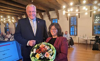 Bürgermeister Daniel Hartmann verabschiedet die Baudezernentin Claudia Koch bei ihrer letztmaligen Teilnahme an einer Ratssitzung in Höxter. - Burkhard Battran Bürgermeister Daniel Hartmann verabschiedet die Baudezernentin Claudia Koch bei ihrer letztmaligen Teilnahme an einer Ratssitzung in Höxter. - Burkhard Battran