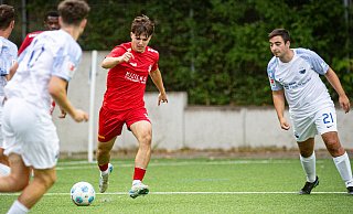 Tino Aleksic (Mitte) und sein VfL Theesen haben beim A-Ligisten TuS Senne standesgemäß 7:3 gewonnen. - Mueller Tino Aleksic (Mitte) und sein VfL Theesen haben beim A-Ligisten TuS Senne standesgemäß 7:3 gewonnen. - Mueller