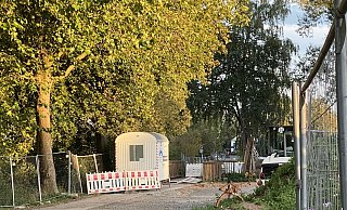 Noch fehlt über den Borstenbach die zweite Brücke für die Fußgänger. - Nicole Sielermann Noch fehlt über den Borstenbach die zweite Brücke für die Fußgänger. - Nicole Sielermann