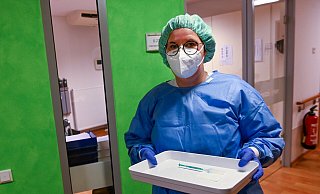 Bewohner des Pflegezentrums Quelle erhalten im Dezember 2020 als erste den Impfstoff gegen das Corona-Virus, Apothekerin Annika Hilgers (EVKB) bringt die erste Spritze mit dem Impfstoff. - Archivbild: Christian Weische Bewohner des Pflegezentrums Quelle erhalten im Dezember 2020 als erste den Impfstoff gegen das Corona-Virus, Apothekerin Annika Hilgers (EVKB) bringt die erste Spritze mit dem Impfstoff. - Archivbild: Christian Weische