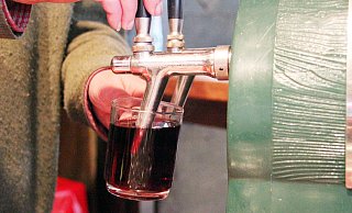Der Glühwein kommt aus einem geschlossenen Zapfsystem mit der Idealtemperatur von 75 Grad. - Burkhard Battran Der Glühwein kommt aus einem geschlossenen Zapfsystem mit der Idealtemperatur von 75 Grad. - Burkhard Battran