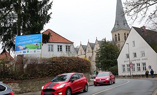 Die Vlothoer Straße auf dem Stiftberg soll zur Fahrradstraße werden. Das Bündnis „Vlothoer Straße – Fahrradstraße jetzt“ ruft deshalb am Mittwoch zu einer coronakonformen Demonstration auf. - Frank-Michael Kiel-Steinkamp Die Vlothoer Straße auf dem Stiftberg soll zur Fahrradstraße werden. Das Bündnis „Vlothoer Straße – Fahrradstraße jetzt“ ruft deshalb am Mittwoch zu einer coronakonformen Demonstration auf. - Frank-Michael Kiel-Steinkamp