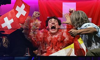 Nemo durfte jubeln: Die Schweiz hat zum ersten Mal seit 1988 gewonnen. - Jens Büttner/dpa Nemo durfte jubeln: Die Schweiz hat zum ersten Mal seit 1988 gewonnen. - Jens Büttner/dpa