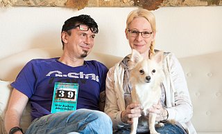Kerstin und Markus Schaefer in der barrierefrei zugänglichen und nach ihren Bedürfnissen eingerichteten Wohnung. - ralf bittner Kerstin und Markus Schaefer in der barrierefrei zugänglichen und nach ihren Bedürfnissen eingerichteten Wohnung. - ralf bittner
