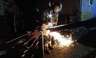 Die Feuerwehr Büren muss eine umgeknickte Straßenlaterne entfernen. - Freiwillige Feuerwehr Büren Die Feuerwehr Büren muss eine umgeknickte Straßenlaterne entfernen. - Freiwillige Feuerwehr Büren