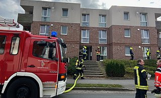 An der Gütersloher Straße in Rheda waren am Mittag etwa 50 Einsatzkräfte vor Ort, um einen Wohnungsbrand zu löschen. - Thorsten Heß An der Gütersloher Straße in Rheda waren am Mittag etwa 50 Einsatzkräfte vor Ort, um einen Wohnungsbrand zu löschen. - Thorsten Heß