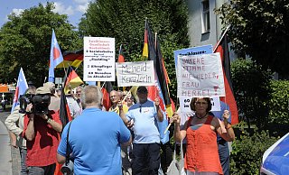 In diese AfD-Demo gegen die Bundeskanzlerin in Paderborn geriet die eine 67-jährige Rentnerin im vergangenen Jahr. - Birger Berbüsse In diese AfD-Demo gegen die Bundeskanzlerin in Paderborn geriet die eine 67-jährige Rentnerin im vergangenen Jahr. - Birger Berbüsse