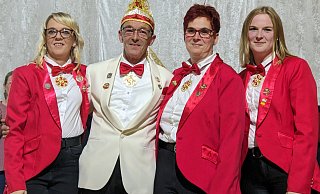 Das Prinzenpaar Dirk und Monika Mertens mit seinen Prinzenführerinnen Manuela Koch und Jenny Koch. - Burkhard Battran Das Prinzenpaar Dirk und Monika Mertens mit seinen Prinzenführerinnen Manuela Koch und Jenny Koch. - Burkhard Battran