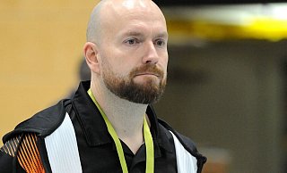 Für Timo Schäfer war das Spiel gegen die TG Hörste das letzte auf der Trainerbank der TSG Harsewinkel. Nach der 29:32-Derbypleite stellte er sein Amt zur Verfügung. - Markus Nieländer Für Timo Schäfer war das Spiel gegen die TG Hörste das letzte auf der Trainerbank der TSG Harsewinkel. Nach der 29:32-Derbypleite stellte er sein Amt zur Verfügung. - Markus Nieländer