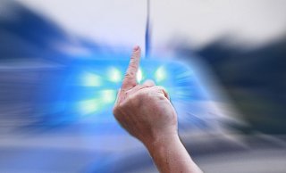 Kam nicht gut an: Auf der Oktoberwoche hat ein 21-Jähriger der Polizei den Stinkefinger gezeigt. Das hatte Folgen. (Symbolbild) - Foto/Montage: David Schellenberg Kam nicht gut an: Auf der Oktoberwoche hat ein 21-Jähriger der Polizei den Stinkefinger gezeigt. Das hatte Folgen. (Symbolbild) - Foto/Montage: David Schellenberg