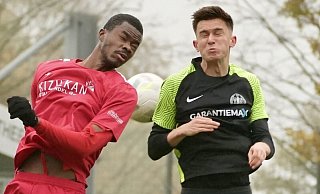 In der Landesliga schlägt Theesen die Mannschaft von der Lohe. Soufian Kaban (Nr. 21) Torchütze zum 1:0. - Peter Unger,Peter Unger In der Landesliga schlägt Theesen die Mannschaft von der Lohe. Soufian Kaban (Nr. 21) Torchütze zum 1:0. - Peter Unger,Peter Unger