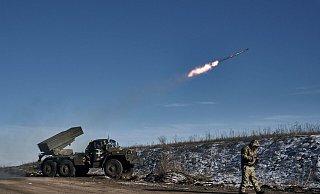 Nach Angaben aus London haben ukrainische Einheiten am Sonntag vermutlich noch immer Stellungen in Soledar gehalten. - Libkos/AP/dpa/Archiv Nach Angaben aus London haben ukrainische Einheiten am Sonntag vermutlich noch immer Stellungen in Soledar gehalten. - Libkos/AP/dpa/Archiv