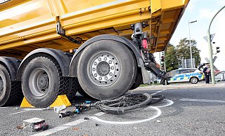 Der Fahrer des Lastwagens hatte die Radlerin, die rechts neben ihm ebenfalls auf Grün wartete nicht wahrgenommen. Sie wurde beim Abbiegen erfasst und überrollt. - Wolfgang Rudolf Der Fahrer des Lastwagens hatte die Radlerin, die rechts neben ihm ebenfalls auf Grün wartete nicht wahrgenommen. Sie wurde beim Abbiegen erfasst und überrollt. - Wolfgang Rudolf