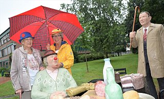 Marlis Brink (l.) und Sylvia Westhoff haben sich symbolisch bunte Karnevalshüte aufgesetzt und den Regenschirm aufgespannt. Vor ihnen sitzt am Tisch der Alltagsmenschen, mit roter Nase, die Stukenbrocker Närrin. - Karin Prignitz Marlis Brink (l.) und Sylvia Westhoff haben sich symbolisch bunte Karnevalshüte aufgesetzt und den Regenschirm aufgespannt. Vor ihnen sitzt am Tisch der Alltagsmenschen, mit roter Nase, die Stukenbrocker Närrin. - Karin Prignitz