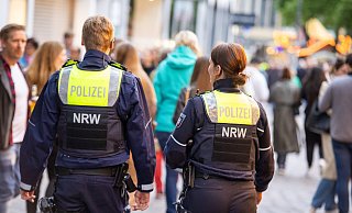 Bis Anfang Februar ist es der Polizei in Paderborn erlaubt, Menschen anzuhalten und Fahrzeuge zu prüfen. Auch Unbeteiligte. - Niklas Tüns Bis Anfang Februar ist es der Polizei in Paderborn erlaubt, Menschen anzuhalten und Fahrzeuge zu prüfen. Auch Unbeteiligte. - Niklas Tüns