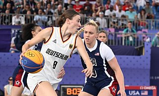 Olympiasiegerin Elisa Mevius (l) ist mit den deutschen 3x3-Basketballerinnen im EM-Viertelfinale ausgeschieden. - Sina Schuldt/dpa Olympiasiegerin Elisa Mevius (l) ist mit den deutschen 3x3-Basketballerinnen im EM-Viertelfinale ausgeschieden. - Sina Schuldt/dpa