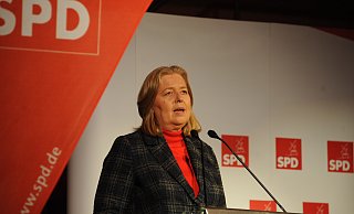 Während ihrer Rede in Espelkamp lobte Bundestagspräsidentin Bärbel Bas unter anderem die ehrenamtlich engagierten Menschen in den Reihen der Zuhörer. - Joern Spreen-Ledebur Während ihrer Rede in Espelkamp lobte Bundestagspräsidentin Bärbel Bas unter anderem die ehrenamtlich engagierten Menschen in den Reihen der Zuhörer. - Joern Spreen-Ledebur