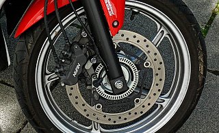 Die Polizei hat zwei Halbstarke dabei etappt, wie sie einen gestohlenen Roller die Straße entlang schoben - (Symbolbild): Pixabay Die Polizei hat zwei Halbstarke dabei etappt, wie sie einen gestohlenen Roller die Straße entlang schoben - (Symbolbild): Pixabay