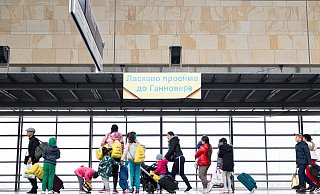 Aus der Ukraine geflüchtete Menschen kommen in der Unterkunft im Messebahnhof Laatzen an. - Michael Matthey/dpa Aus der Ukraine geflüchtete Menschen kommen in der Unterkunft im Messebahnhof Laatzen an. - Michael Matthey/dpa