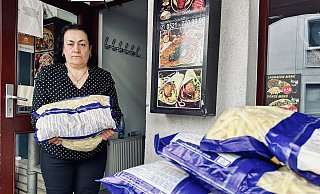Gülbahar Kozan vom "Luttergrill" räumt die aufgetaute Ware aus dem Imbiss. - Stefan Becker Gülbahar Kozan vom "Luttergrill" räumt die aufgetaute Ware aus dem Imbiss. - Stefan Becker