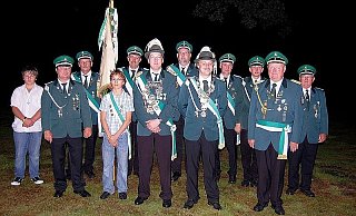 Der Vehlager Thron und die besten Schützen: Im Vordergrund sind der frisch gekürte Altkönig Stefan Lekon und Jungkönig Chrstian Bischoff zu erkennen. - FOTO: KLAUS FRENSING Der Vehlager Thron und die besten Schützen: Im Vordergrund sind der frisch gekürte Altkönig Stefan Lekon und Jungkönig Chrstian Bischoff zu erkennen. - FOTO: KLAUS FRENSING