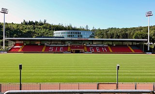 Das Leimbachstadion in Siegen. Hier findet das Westfalenpokal-Halbfinale zwischen den Sportfreunden Siegen und Arminia Bielefeld statt. - Rene Traut/IMAGO Das Leimbachstadion in Siegen. Hier findet das Westfalenpokal-Halbfinale zwischen den Sportfreunden Siegen und Arminia Bielefeld statt. - Rene Traut/IMAGO