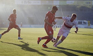 Arminias Assistenzcoach Janik Steringer (r.) liefert sich im Trikot des SV Lippstadt ein Duell mit dem Siegener Cagatay Kader. Es ist eine Szene aus dem Oberliga-Hinspiel, das die Sportfreunde im August 2024 mit 2:1 gewannen. Das Rückspiel fand vor knapp drei Wochen statt. Siegen siegte 3:0. - IMAGO/Rene Traut Arminias Assistenzcoach Janik Steringer (r.) liefert sich im Trikot des SV Lippstadt ein Duell mit dem Siegener Cagatay Kader. Es ist eine Szene aus dem Oberliga-Hinspiel, das die Sportfreunde im August 2024 mit 2:1 gewannen. Das Rückspiel fand vor knapp drei Wochen statt. Siegen siegte 3:0. - IMAGO/Rene Traut