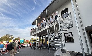 Vom Balkon des schmucken Anbau aus konnten die Gäste der Eröffnungsfeier das Delbrücker Landesligaspiel gegen Mastbruch bestens verfolgen. - Jens Reddeker Vom Balkon des schmucken Anbau aus konnten die Gäste der Eröffnungsfeier das Delbrücker Landesligaspiel gegen Mastbruch bestens verfolgen. - Jens Reddeker