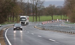 Endlich: Die Bundesstraße B611 ist komplett befahrbar. Die Sudbachtalbrücke ist fertig. Damit müssen Hermes-Lastwagen nicht mehr durch Gohfelds Dorfkern rollen. - Ulf Hanke Endlich: Die Bundesstraße B611 ist komplett befahrbar. Die Sudbachtalbrücke ist fertig. Damit müssen Hermes-Lastwagen nicht mehr durch Gohfelds Dorfkern rollen. - Ulf Hanke