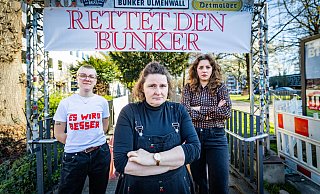 Merle Meuleneers, Frieda Wieczorek und Anna Kaufmann vom Verein Bunker Ulmenwall lassen nichts unversucht, den Bunker zu retten. Ganz so finster müssen sie nach dem Erreichen des ersten Etappenziels nun nicht mehr dreinschauen. - Sarah Jonek Merle Meuleneers, Frieda Wieczorek und Anna Kaufmann vom Verein Bunker Ulmenwall lassen nichts unversucht, den Bunker zu retten. Ganz so finster müssen sie nach dem Erreichen des ersten Etappenziels nun nicht mehr dreinschauen. - Sarah Jonek