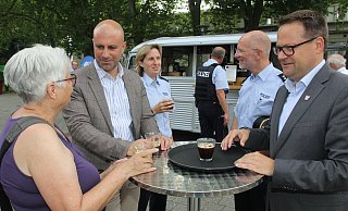 Bürgerin Gisela Menkhoff (v.l.), Landrat Ali Dogan, Wachleiterin Andrea Kielsmeier, Polizeidirektor Mathias Schmidt und Bürgermeister Lars Bökenkröger beim Kaffeeklatsch. - Ulf Hanke Bürgerin Gisela Menkhoff (v.l.), Landrat Ali Dogan, Wachleiterin Andrea Kielsmeier, Polizeidirektor Mathias Schmidt und Bürgermeister Lars Bökenkröger beim Kaffeeklatsch. - Ulf Hanke
