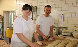 Sonja Hugel und Bernd Sieveking in der Backstube der Bäckerei Sieveking. Handwerk wird hier besonders großgeschrieben. - Anthea Moschner Sonja Hugel und Bernd Sieveking in der Backstube der Bäckerei Sieveking. Handwerk wird hier besonders großgeschrieben. - Anthea Moschner