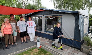 Anakin macht sich mit dem Scooter auf zu Freunden. Nicole und Christian Nordmann und die nächste Generation Jana und Christian Wandtke wohnen an Wochenende im Wohnwagen auf benachbarten Parzellen. - Frank-Michael Kiel-Steinkamp Anakin macht sich mit dem Scooter auf zu Freunden. Nicole und Christian Nordmann und die nächste Generation Jana und Christian Wandtke wohnen an Wochenende im Wohnwagen auf benachbarten Parzellen. - Frank-Michael Kiel-Steinkamp