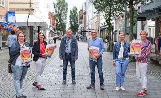 Kerstin Pürschel, Kerstin Linnenbrügger, Georg Kruthoff, Thomas Edmaie, Anke Edmaier und Sandra Schwentker (v. l.) hoffen, dass auf den Plakatentwürfen in wenigen Tagen die Termine für vier genehmigte verkaufsoffene Sonntage gedruckt werden können. - Karl-Hendrik Tittel Kerstin Pürschel, Kerstin Linnenbrügger, Georg Kruthoff, Thomas Edmaie, Anke Edmaier und Sandra Schwentker (v. l.) hoffen, dass auf den Plakatentwürfen in wenigen Tagen die Termine für vier genehmigte verkaufsoffene Sonntage gedruckt werden können. - Karl-Hendrik Tittel