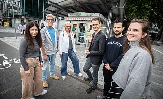 Kisokbetreiberin Midiya Borto, Carsten Mönch (v.l., Keimzelle im Grünen Würfel), Gudrun Hennke und Dominic Hallau (Grüne), Kioskbetreiber Kusay Borto und Sarah Laukötter (Grüne) tauschen sich aus. - Mike-Dennis Müller Kisokbetreiberin Midiya Borto, Carsten Mönch (v.l., Keimzelle im Grünen Würfel), Gudrun Hennke und Dominic Hallau (Grüne), Kioskbetreiber Kusay Borto und Sarah Laukötter (Grüne) tauschen sich aus. - Mike-Dennis Müller