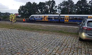 Einsatzkräfte der Feuerwehr halfen dabei, die Reisenden zu evakuieren. - Feuerwehr Paderborn Einsatzkräfte der Feuerwehr halfen dabei, die Reisenden zu evakuieren. - Feuerwehr Paderborn