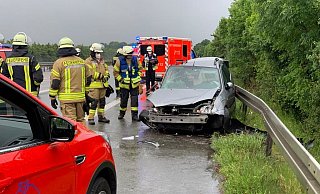 Vermutlich durch Aquaplaning geriet der Ford Focus auf der Autobahn 44 ins Schleudern. - Ralph Meyer Vermutlich durch Aquaplaning geriet der Ford Focus auf der Autobahn 44 ins Schleudern. - Ralph Meyer
