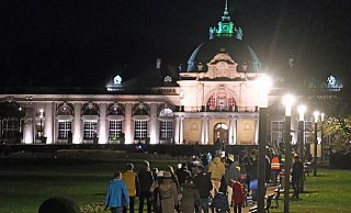 Gut 180 Menschen spazieren friedlich durch die Innenstadt und den Kurpark, um gegen die Coronapolitik zu demonstrieren. - Thorsten Gödecker Gut 180 Menschen spazieren friedlich durch die Innenstadt und den Kurpark, um gegen die Coronapolitik zu demonstrieren. - Thorsten Gödecker