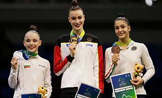 Darja Varfolomeev freut sich über ihr Mehrkampf-Gold. - Bruna Prado/AP/dpa Darja Varfolomeev freut sich über ihr Mehrkampf-Gold. - Bruna Prado/AP/dpa