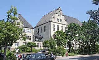 Am Königin-Mathilde-Gymnasium ist die Stelle der Schulleiterin/des Schulleiters ebenso unbesetzt wie am Friedrichs-Gymnasium. - Frank-Michael Kiel-Steinkamp Am Königin-Mathilde-Gymnasium ist die Stelle der Schulleiterin/des Schulleiters ebenso unbesetzt wie am Friedrichs-Gymnasium. - Frank-Michael Kiel-Steinkamp