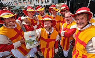 Teamarbeit: Zu acht sorgen die Jubehennesse jeden Tag für einen reibungslosen Ablauf am Bierbrunnen und sind ein beliebtes Fotomotiv. - Andreas Zobe/NW Teamarbeit: Zu acht sorgen die Jubehennesse jeden Tag für einen reibungslosen Ablauf am Bierbrunnen und sind ein beliebtes Fotomotiv. - Andreas Zobe/NW