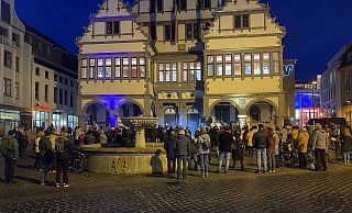 Gut 200 Personen waren vor dem vor dem historischen Rathaus Paderborns zusammengekommen. - Marc Schröder Gut 200 Personen waren vor dem vor dem historischen Rathaus Paderborns zusammengekommen. - Marc Schröder
